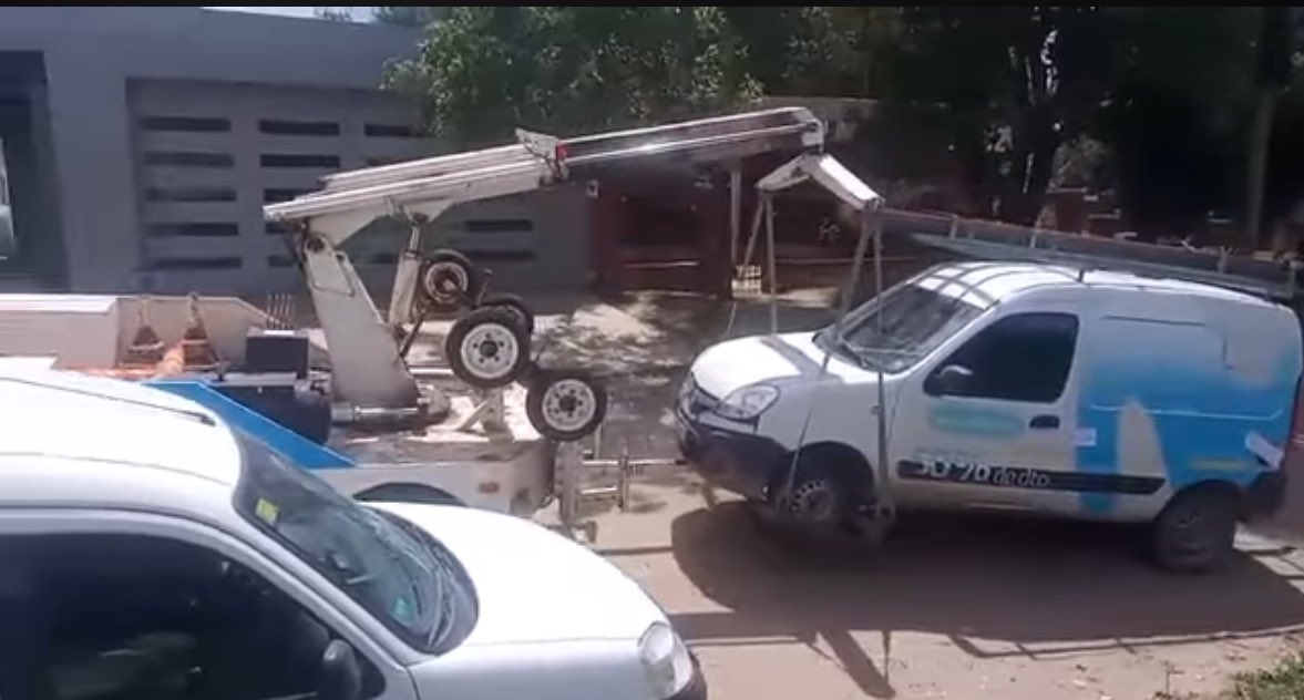 Hoy finalmente el municipio de Santa Rosa secuestró una camioneta de Movistar (Clarín) que hace semanas avanza en el tendido de redes sin permiso del concejo local.