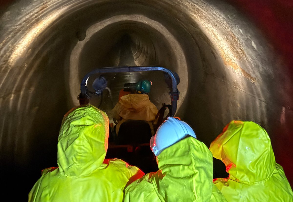 AcueductoBogota's tweet image. Realizamos una inspección preventiva a los túneles del sistema #Chingaza, fundamentales para llevar el agua desde el embalse de Chuza hasta Bogotá. Esta revisión nos permite anticipar riesgos y proteger el suministro de millones de personas.

Nuestro equipo técnico recorrió 18…