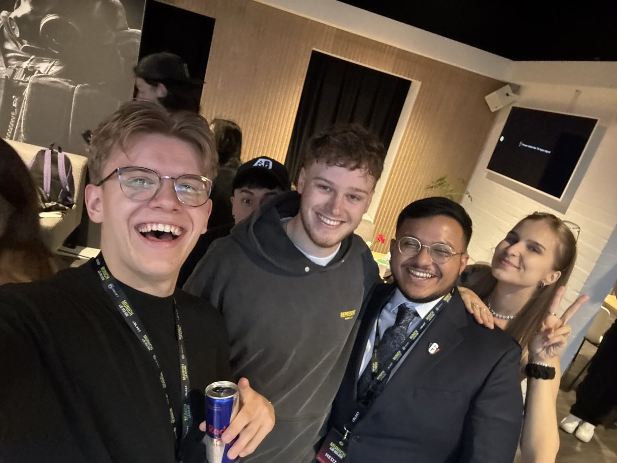 ZuffizYt's tweet image. 🧵Munich Major Thread🧵

The #Munichmajor was a SICK second siege event for me. Met so many sick people, and I can’t WAIT for the next one! 

(If we took a photo please put it in the comments🫶)