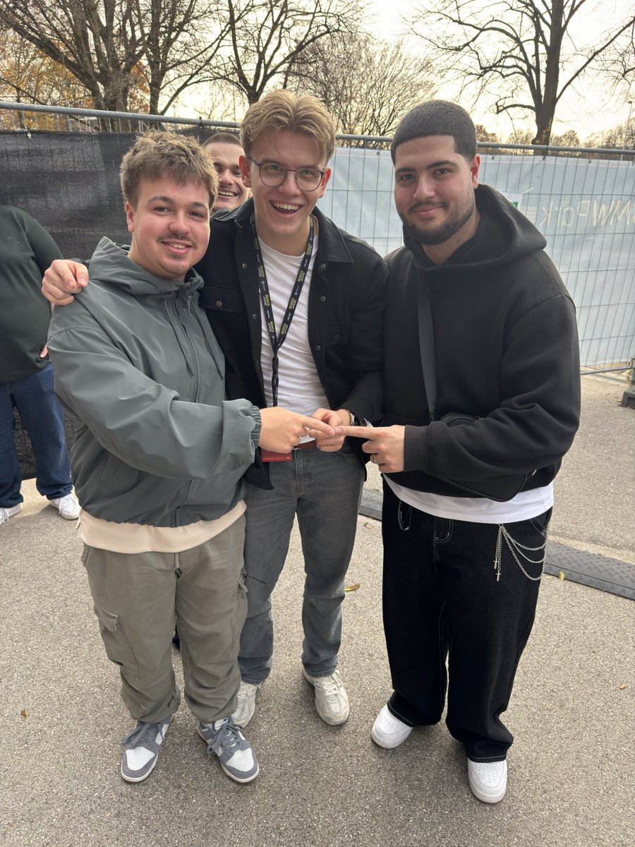 ZuffizYt's tweet image. 🧵Munich Major Thread🧵

The #Munichmajor was a SICK second siege event for me. Met so many sick people, and I can’t WAIT for the next one! 

(If we took a photo please put it in the comments🫶)