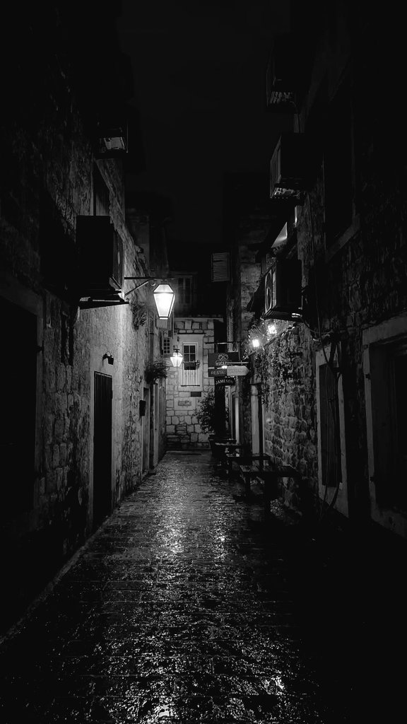 O; benim yağmurdan kaçarken..

kapısını çalıp içeri giremediğim yalnızlığım".. 🍂