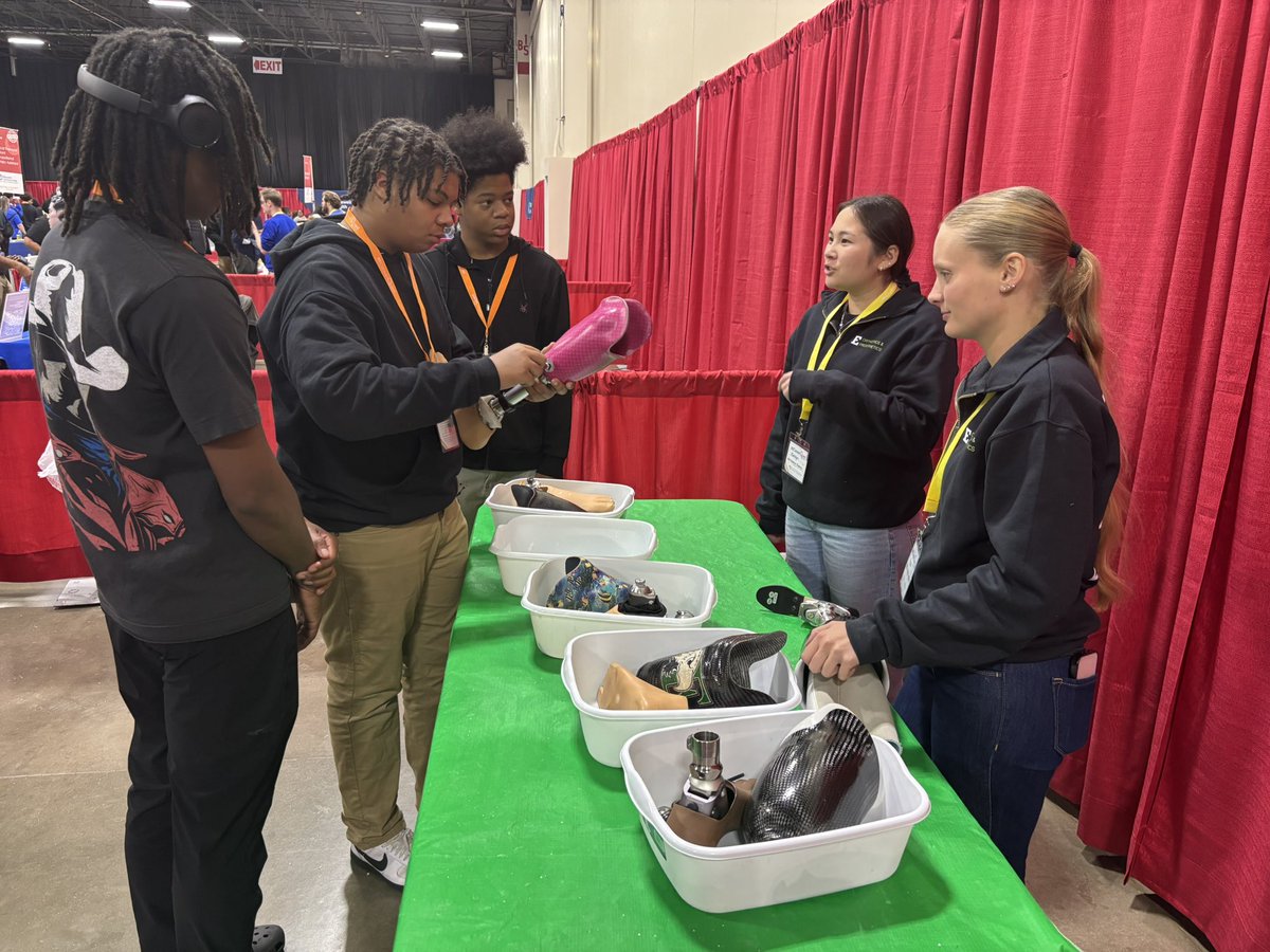 OaklandMIWorks's tweet image. More than 1,000 working professionals participate in #MiCareerQuestSE. They spend several months designing interactive demonstrations designed to engage students and highlight the skills needed to succeed. #Workforce #Careers 

Learn more at oakgov.com/MiCareerQuestSE.