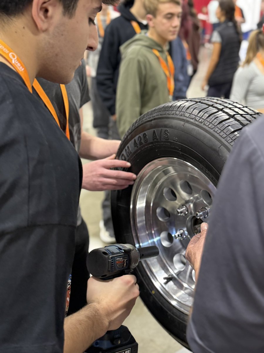 OaklandMIWorks's tweet image. More than 1,000 working professionals participate in #MiCareerQuestSE. They spend several months designing interactive demonstrations designed to engage students and highlight the skills needed to succeed. #Workforce #Careers 

Learn more at oakgov.com/MiCareerQuestSE.