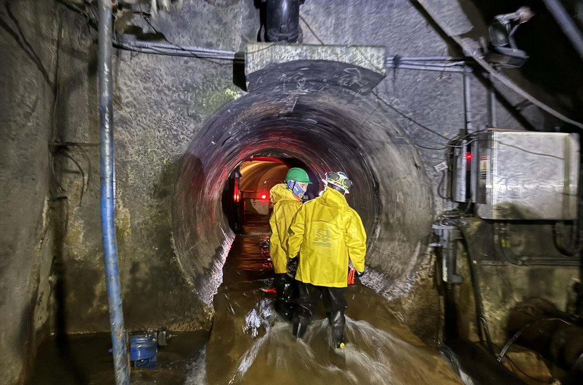 AcueductoBogota's tweet image. Realizamos una inspección preventiva a los túneles del sistema #Chingaza, fundamentales para llevar el agua desde el embalse de Chuza hasta Bogotá. Esta revisión nos permite anticipar riesgos y proteger el suministro de millones de personas.

Nuestro equipo técnico recorrió 18…