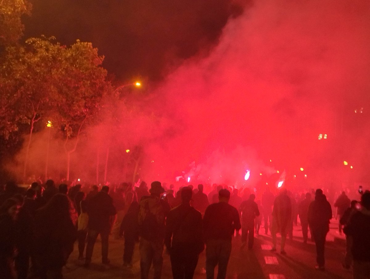 CatGrada's tweet photo. La Gran Companyia Catalana, grup de supporters de la selecció catalana format per grups d'animació independentistes i antifeixistes de diferents equips catalans, avui animant la selecció catalana en el partit Catalunya-Palestina jugat a Montjuïc. 
#CatalunyaPalestina https://t.co/5DE6sMNGON