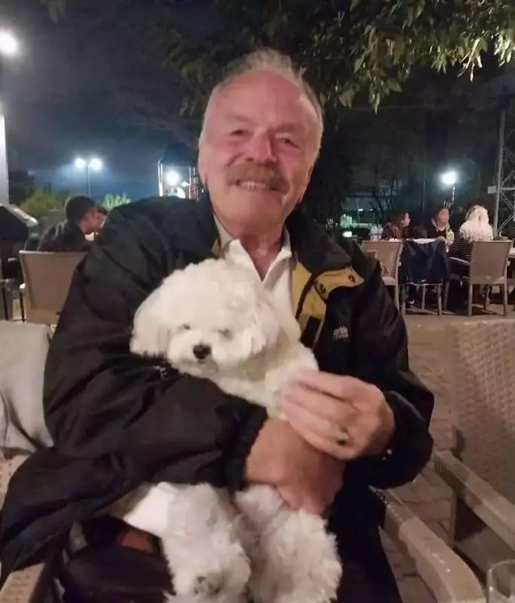 bgyetherr's tweet image. Öğretmen maaşıyla iki çocuğunu tıp okutan ve kızının tedavisiyle kanseri yenen Abdullah Coşkun, Giresun’da yara almadan kurtulduğu kazanın ardından çıkan kavgada hayatını kaybetti.