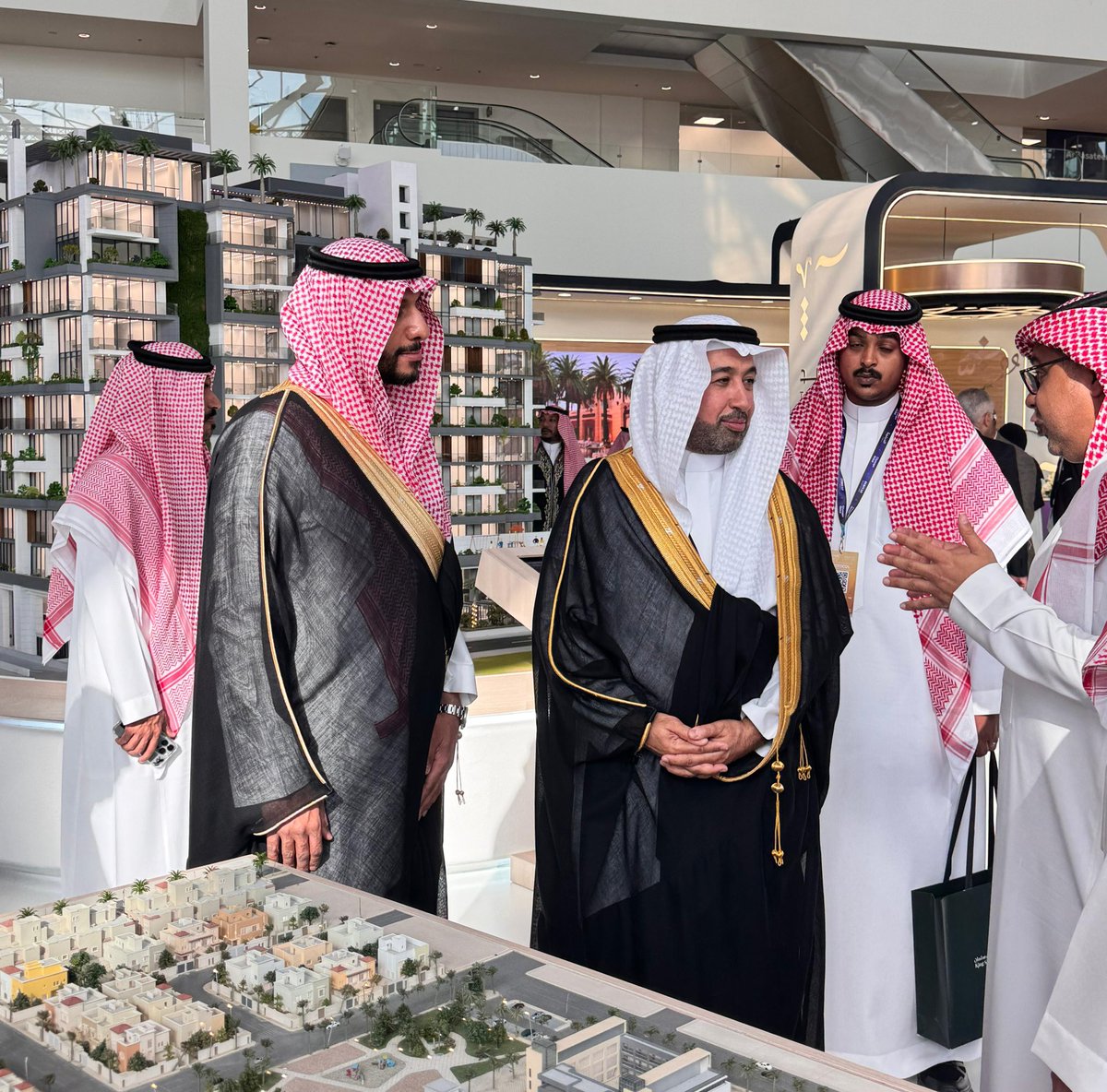 كما سعدنا اليوم بزيارة سعادة المهندس عبدالله العسيري، الأمين العام لهيئة الفروسية، لمعرض #سيتي_سكيب_العالمي 2025 ، وتعرف خلال الزيارة على أبرز المشاريع السكنية، وحلول المدن الذكية، ومبادرات مدن المستقبل.