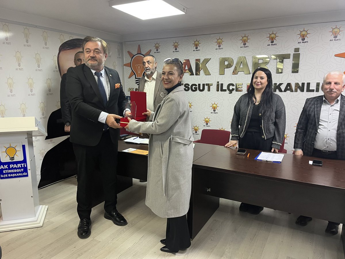 2024-2025 yılı, 
AK Parti Etimesgut İlçe Yönetim Kurulu Üyeleri olarak,

Kıymetli İlçe Başkanımız 
Sn. <a href="/NihatN_Koroglu/">Nihat Necati KÖROĞLU 🇹🇷🇵🇸🇦🇿🇵🇰</a> “na  ,

Bizlere ; aldığımız görevlerde verdiği , motivasyon , öneri, cesaret, müspet bakış ve davranış olgusu, dava bilinci, görev aşkı , maddi manevi destek ve