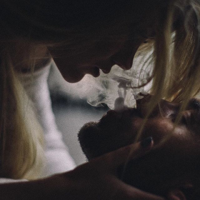 Niyetim seni öpmek değil ki...
Niyetim birini öpmek olsaydı, bunu binlerce kez yapabilirdim.
Benim istediğim;
Benim için alınmış bir nefesi ciğerlerime doldurmaktı sadece...