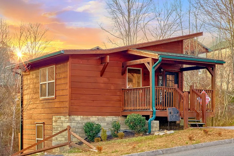 CabinsUSA's tweet image. Are you in the mood for a romantic getaway but don&apos;t know your options? Check out our selection of honeymoon cabins for the perfect couple&apos;s retreat. #honeymooncabin #pigeonforge #sevierville #wearsvalley #romanticgetaway #couplesgetaway

cabinsusa.com/smoky-mountain…