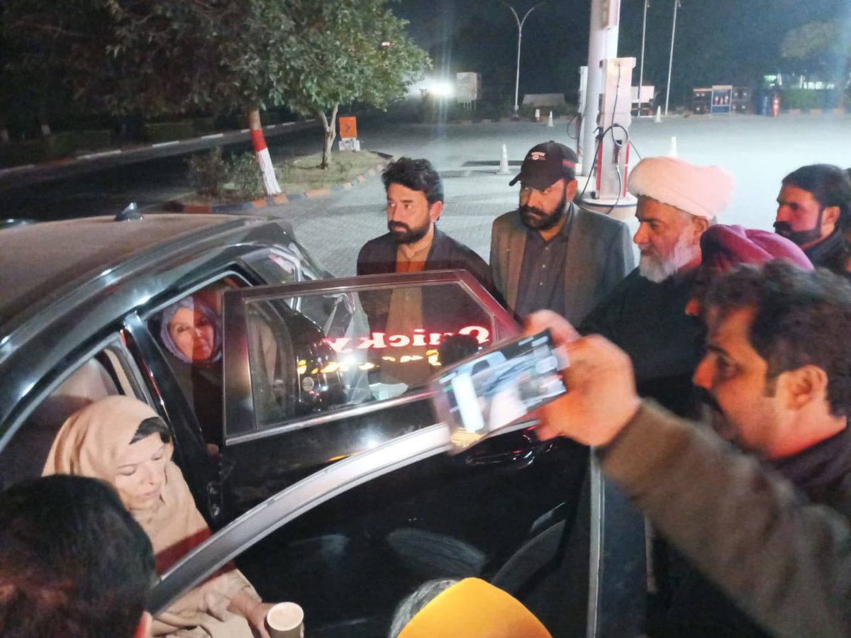 تازہ ترین مناظر 🚨
خان صاحب کی تینوں بہنوں کو رہا کر دیا گیا، علامہ راجہ ناصر عباس اور کارکنان ساتھ موجود ہیں