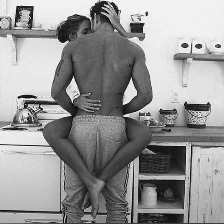 Tus manos y tus labios,
tienen vía libre 
para cruzar los cuatro puntos cardinales de mi espalda.