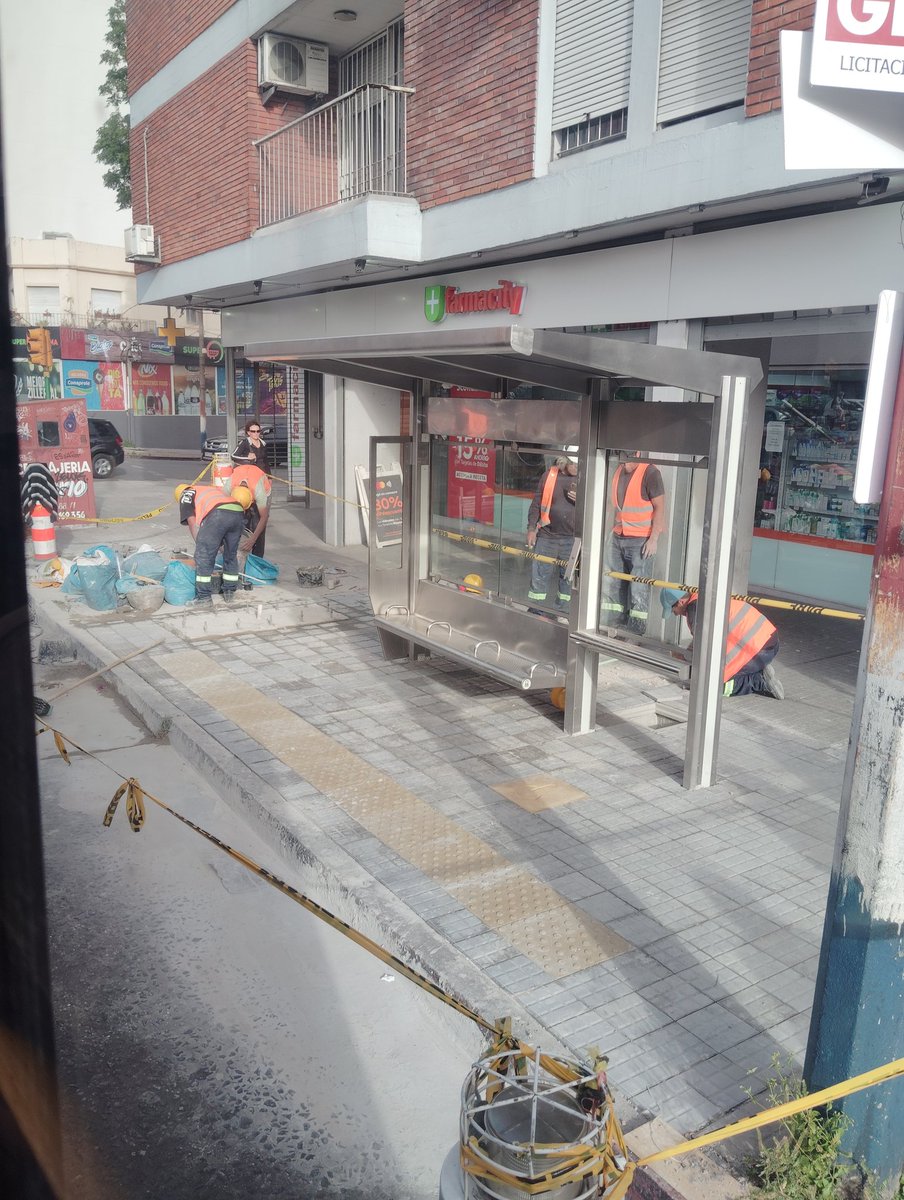 Colocando las paradas nuevas en Av Italia