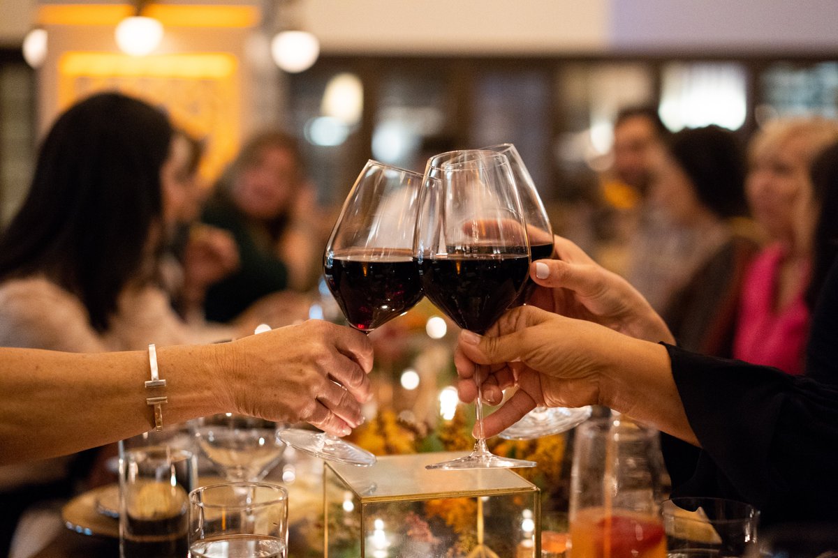 TheWharfDC's tweet image. Give thanks—and give yourself a break this year. 🍂🦃

Discover curated Thanksgiving offerings from the chefs at #TheWharfDC. Enjoy a festive dine-in experience or bring home a perfectly prepared holiday meal.

Explore the full guide: wharfdc.com/newsroom/2025-…