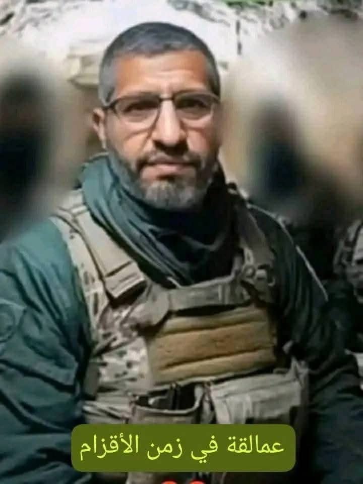 mmustafauzun's tweet photo. Gazze Şeridi'ndeki bir kız çocuğu;

"Babam öldükten sonra annem tatlılar yapıp Şati mülteci kampının sokaklarında satıyordu. Bir gün tanımadığımız bir adam gelip tüm tatlıları annemden satın aldı ve eve getirdi." dedi.

Bize para verdi ve "Bugünden sonra kendinizi yormayın, rızkınız bendendir" dedi.

O günden sonra her ay yanımıza gelip yardımlarını ve dualarını getirmeye başladı.

Altı yıl boyunca hiç geç kalmadı; sessizce geldi, gülümseyerek gitti, asla teşekkür istemedi, isim zikretmedi.

O sadece şunu söylüyor: "Çocuklarınıza iyi bakın."

Savaş yoğunlaşınca birden ortadan kayboldu, ateşkesten sonra da haberlerde gördük kendisini.

Görüntüsü, sesi, yüz hatları... Kalbimiz onları karıştıramazdı.

İşte o zaman Gazze'deki El Ahdar'ın lideri Ebu Halid El Daif'in kim olduğunu öğrendik.

Allah seni mükafatlandırsın Ebu Halid. Bugüne kadar seni tanımayan kaç aileye destek oldun?

Ebu Halid her zaman bizimle olacak