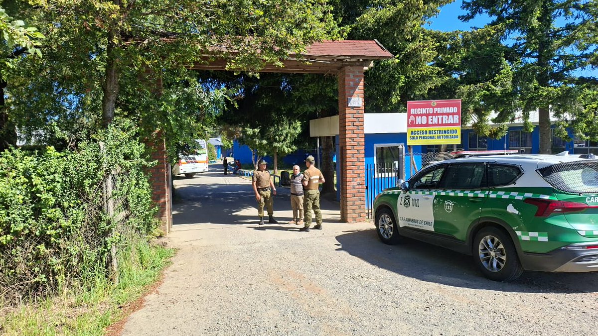 Carabineros de la Patrulla de Prevención de Incendios Lebu/Los Álamos de Prefectura #Arauco, gracias a patrullajes preventivos, detectó fuegos artificiales en un colegio y detuvo a un hombre de 19 años por Ley de Armas y Explosivos, quien habría lanzado los fuegos artificiales.