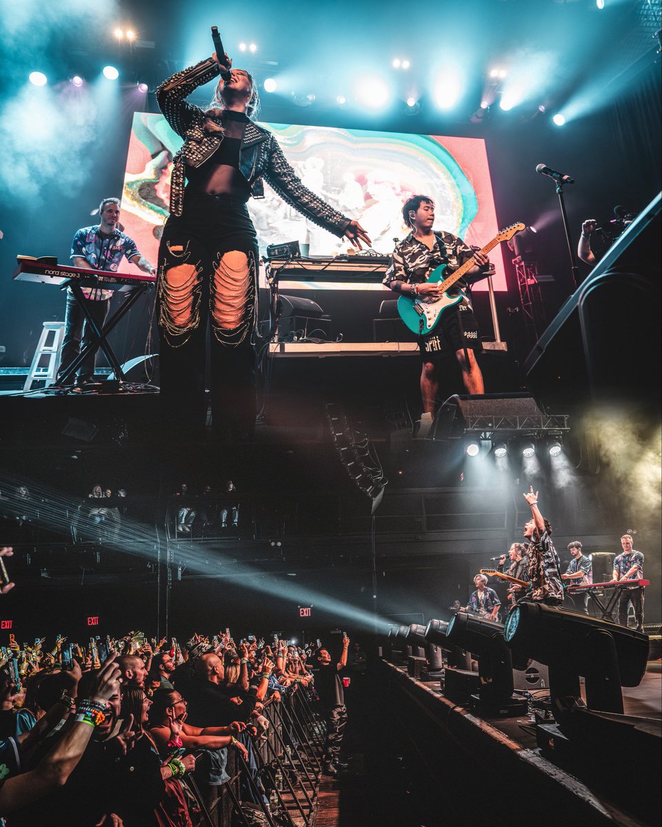 HALIENE's tweet image. What a one-of-a-kind, unforgettable night at @Terminal5NYC! ❤️Thank you for singing every word with me.🫶🏼 I even got to debut some brand new UNRELEASED music for you, in both my own set and with my good friend @sabai_music! So proud of this amazing night, and grateful for Sabai…