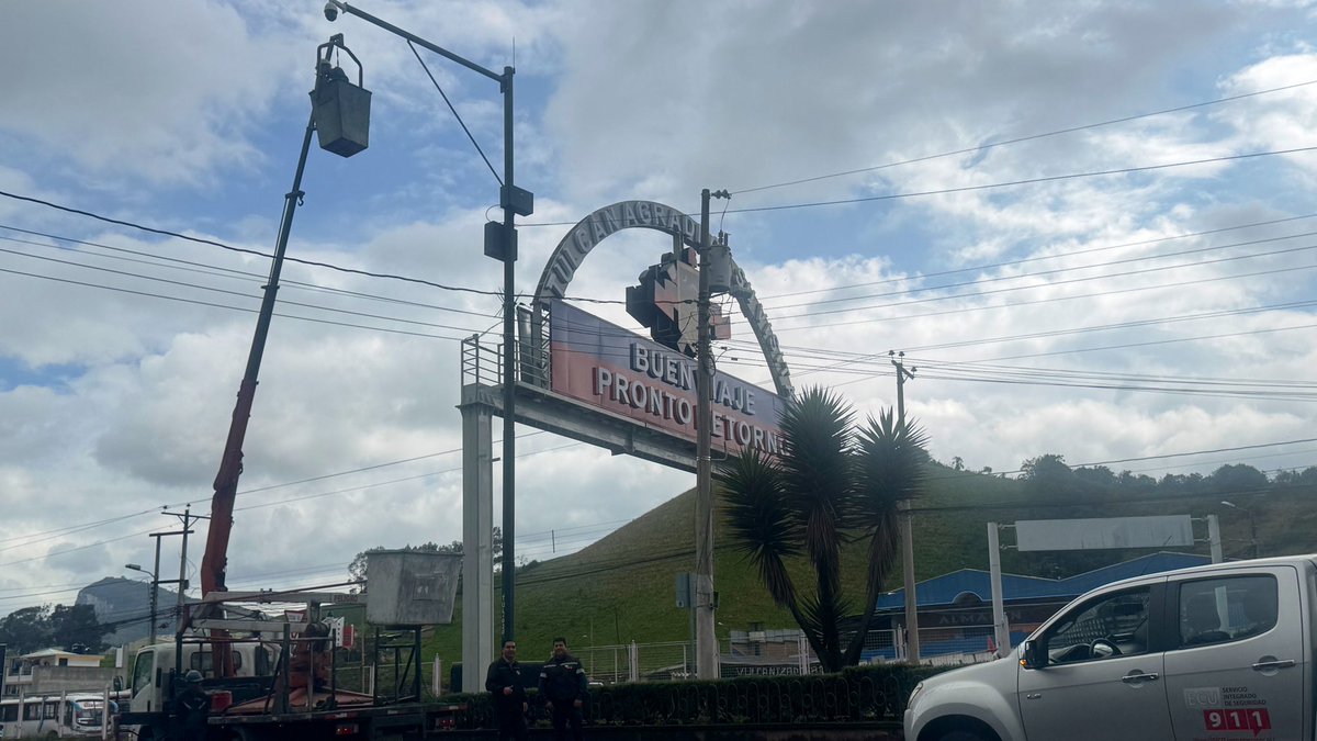 ecu911Ibarra's tweet photo. #Carchi | Se realiza el cambio de cámaras de #VideovigilanciaECU911 en varios sectores de la Provincia; el Jefe Local @dhtarupi junto al personal técnico verificó este avance en la ciudad de #Tulcán. 

Alrededor de 🔟dispositivos se reemplazarán; de esta manera fortalecemos la seguridad ciudadana y demostramos el compromiso con los carchenses. 

#ECU911BrindaSeguridadIntegral