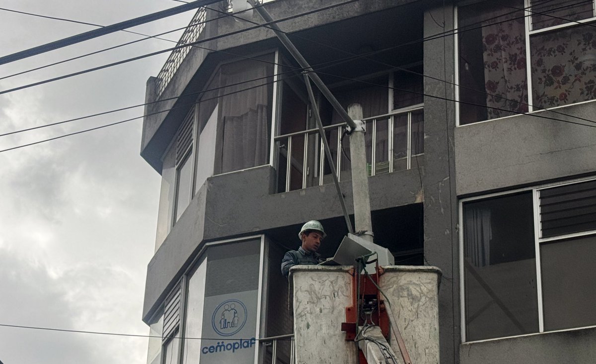 ecu911Ibarra's tweet photo. #Carchi | Se realiza el cambio de cámaras de #VideovigilanciaECU911 en varios sectores de la Provincia; el Jefe Local @dhtarupi junto al personal técnico verificó este avance en la ciudad de #Tulcán. 

Alrededor de 🔟dispositivos se reemplazarán; de esta manera fortalecemos la seguridad ciudadana y demostramos el compromiso con los carchenses. 

#ECU911BrindaSeguridadIntegral