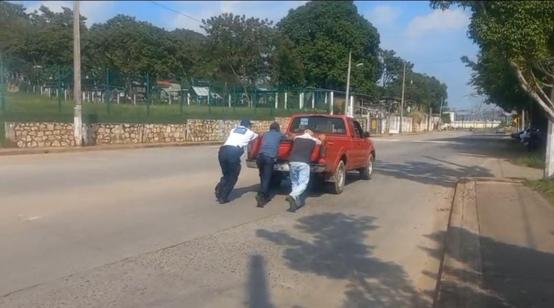 PolVial_GobOax's tweet photo. 👮🏻♀️👮🏻♂️Como parte de nuestras acciones de proximidad social y ayuda ciudadana, auxiliamos a conductor que sufrió falla mecánica de su unidad 🚗 en San Miguel #Soyaltepec, #Temascal #Oaxaca
👉🏽Conduzca con precaución.
@GobOax @salomonj @IvanGarcia_A @ToryLopezS https://t.co/NqDuZCu96d