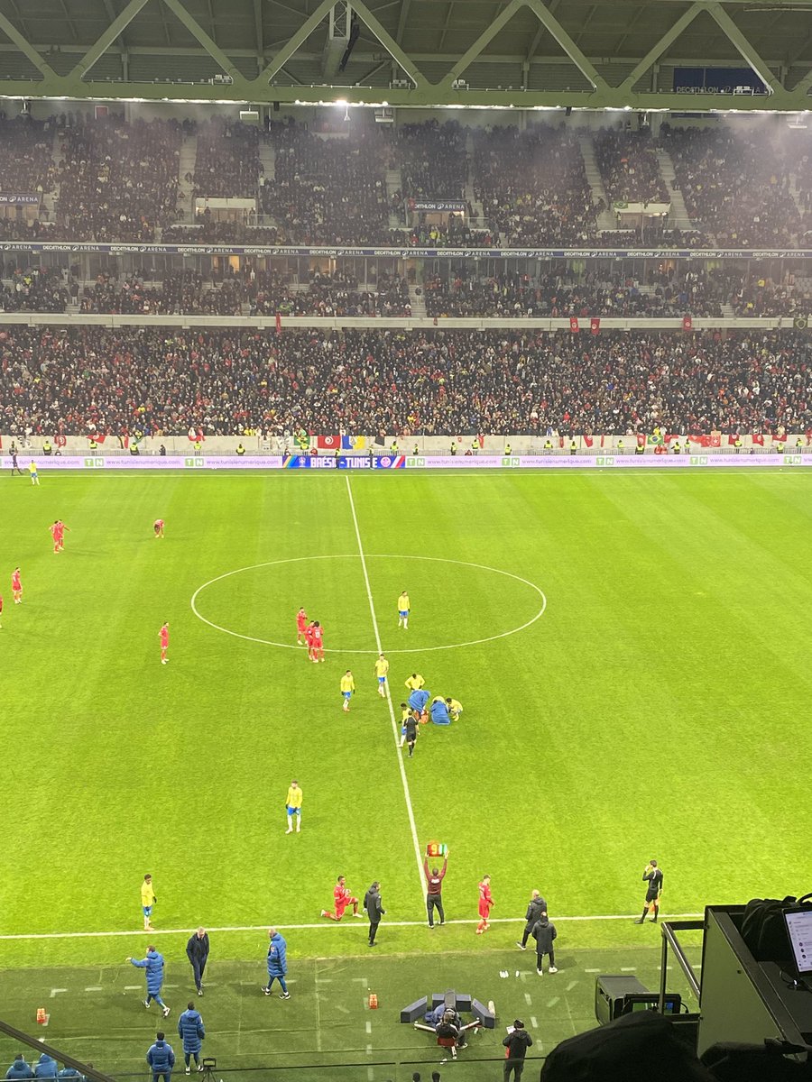 CasseJosue's tweet photo. Nouveau coup dur pour le Brésil. Après la blessure de Gabriel contre le Sénégal, c’est au tour de Militao, touché, de céder sa place. #BRETUN
@footmercato https://t.co/KwFzdG7YrP