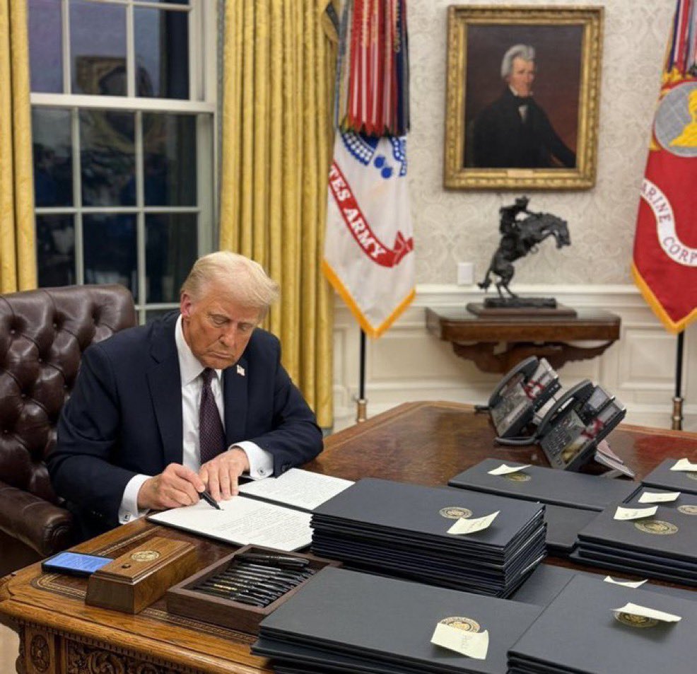 AshCrypto's tweet image. JUST IN: 🇺🇸 US administration is eyeing ways to give $2,000 dividend / Stimulus checks without congressional approval.