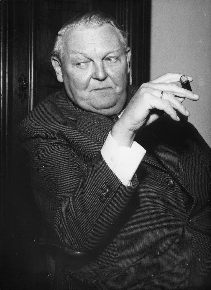 NeoliberaleA's tweet image. Mal eine kleine Geschichtsstunde zu unserem Schneeballsystem, das sich Rente schimpft. Denn es gab Einen, der sich dagegen wehrte: Ludwig Erhard. 

Konrad Adenauer wollte 1957 die große Rentenreform: eine dynamische, umlagefinanzierte Rente, bei der die Beiträge der aktuell…