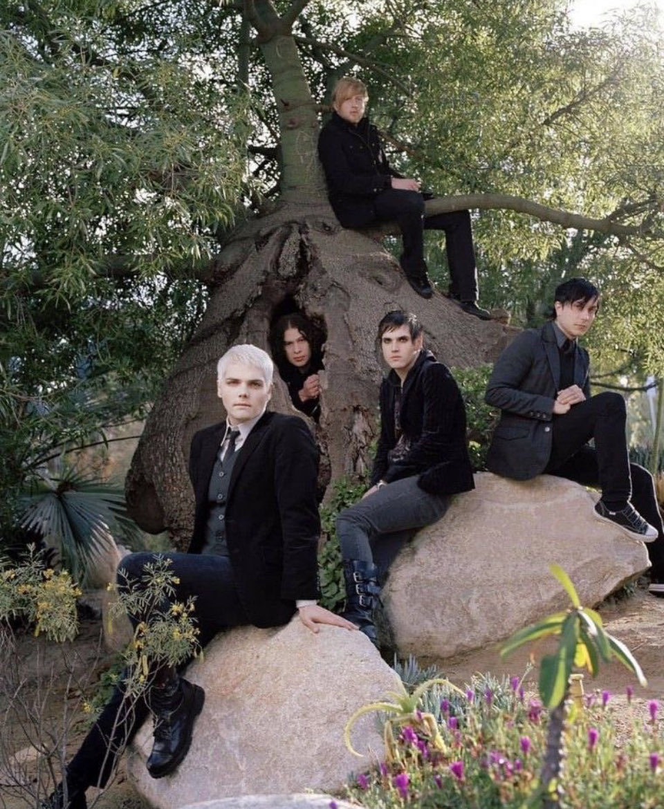 fleckofmeaning's tweet image. Never getting over the fact they put Ray in a tree.