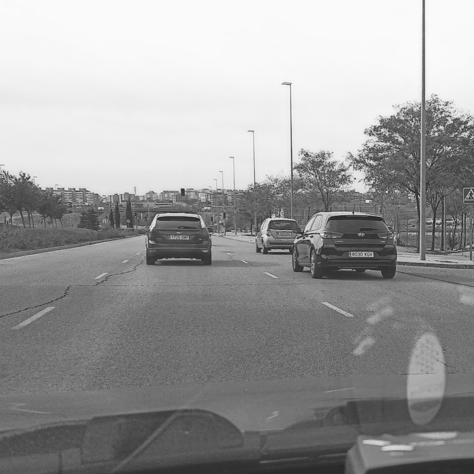 La mañana en que la ciudad bosteza

La mañana había salido gris, pero de ese gris amable que no amenaza tormenta, sino que invita a encender la radio, subir un poco la calefacción y dejarse llevar en el noviembre plácido.  Avanzaba por la avenida amplia, con el café aún sabiendo