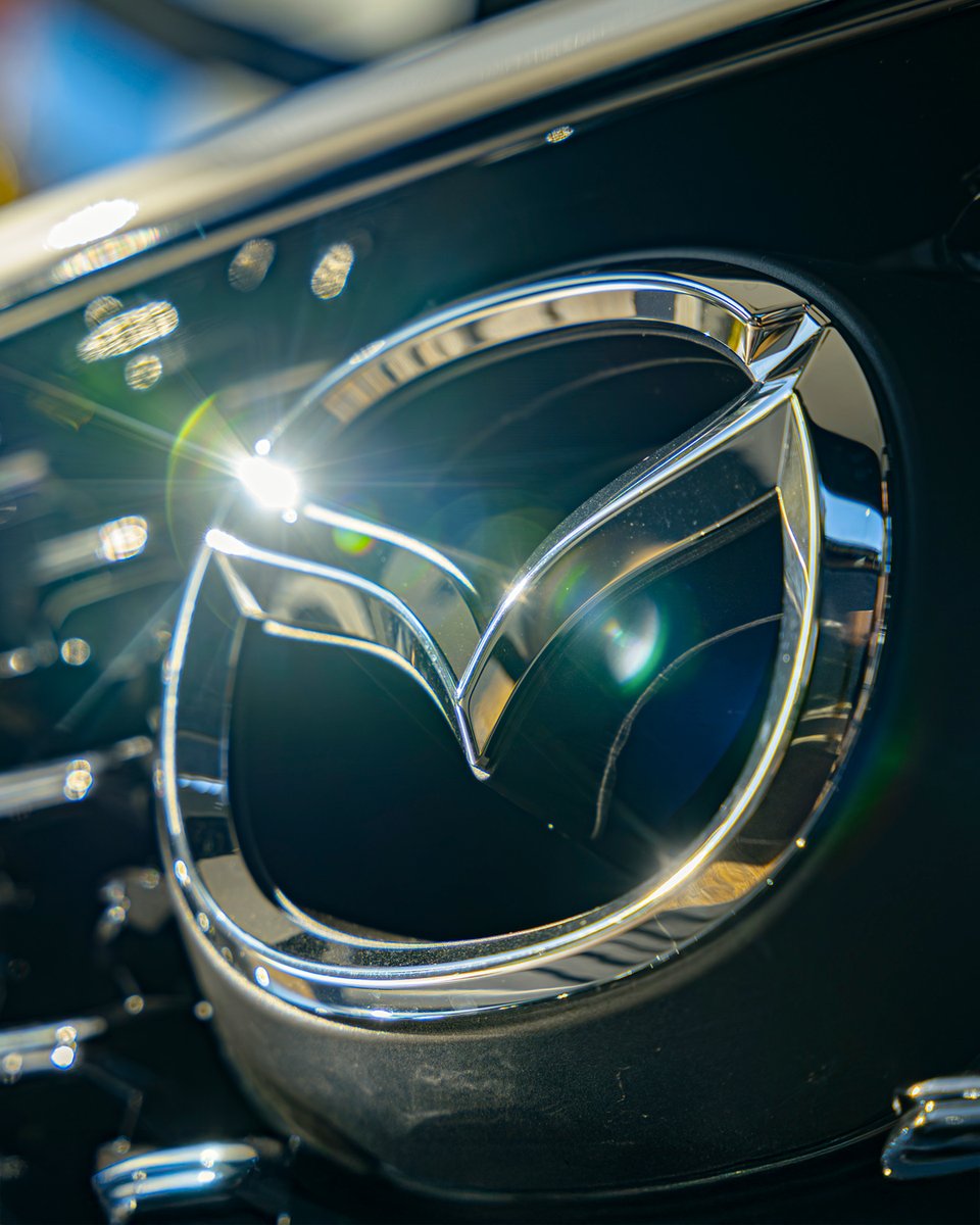 Mazda diseñó su logo en 1997 con una “M” estilizada en forma de ala, que refleja su visión de futuro y constante evolución.
La forma “V” en el centro del símbolo, representa la apertura que tiene Mazda hacia las ideas y el espíritu creativo, su sentido de misión y dedicación a la