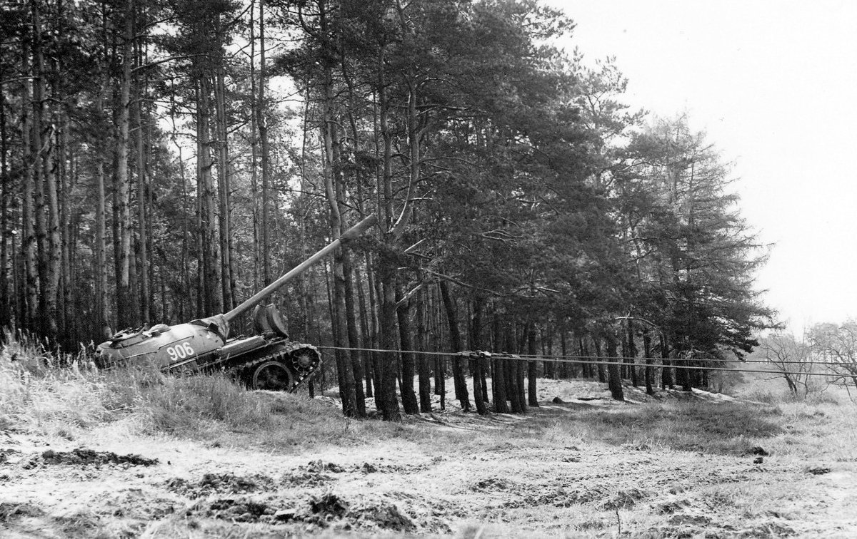foton_pl's tweet image. Przenosimy się na poligon Československej lidovej armády w lata 70te, gdzie wystąpił problem zbyt głęboko wykopanego stanowiska dla czołgu. #CSSR #ColdWar