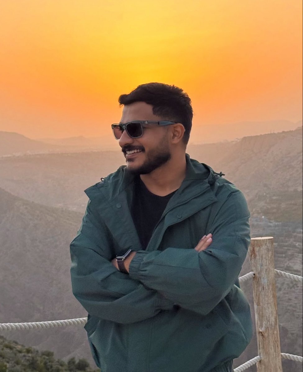 رحل وترك فوضته الصباحية التي ستظل في قلوبنا

يا صديقي، إن غبت، فإن القلب حزين  
كم شاركنا الضحكات، وكم سهرنا معا  
والآن أراك بعيدًا
فراقك مؤلم، لكن الذكرى تبقى لها أثر.

ستظل في قلبي دائمًا و لن انساك أبدًا.