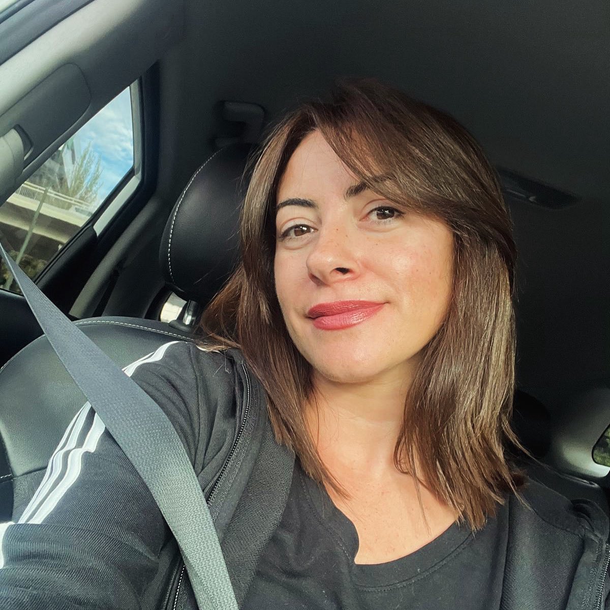 Familia!!! Este jueves, a las 10 (9 en Canarias), vuelvo a <a href="/RockFM_ES/">RockFM</a> !!! 📻
Vuelvo por ti, así que no me falles 😜. 
Y lo más importante: GRACIAS por echarme en falta, por estar siempre ahí. Sin ti hubiera sido imposible. 😘❤️
Espero estar a la altura, aunque mida 1,61 😅.