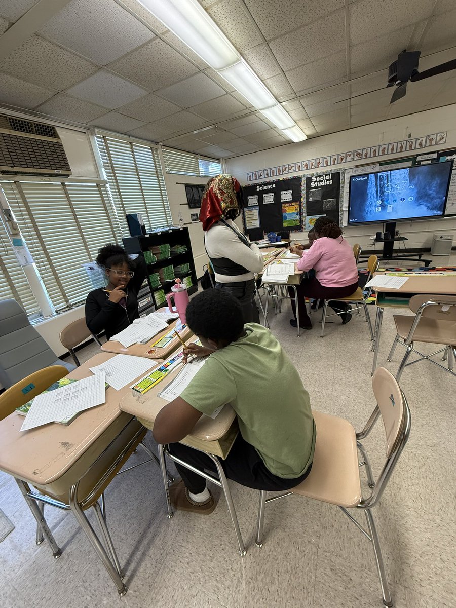 MrsThomasWHES's tweet image. 3-5 tutoring in action 🎬! I am so proud of my staff and students! Let’s grow! #CougarNation #alleyesonus #lightscameraaction @jwces1 @readingsdope @ladeej617