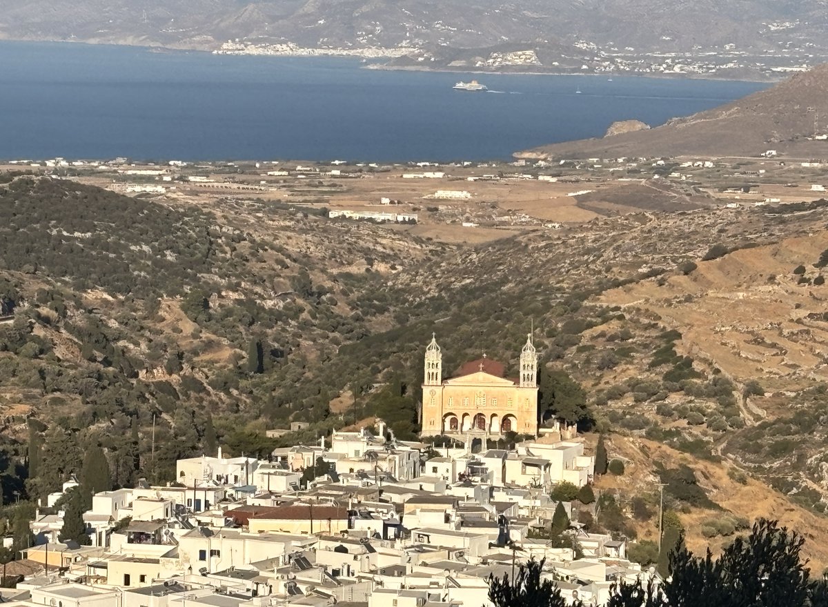 kat85jann's tweet image. Church of Agia Triada,Lefkes in late afternoon sunshine #greece #Paros