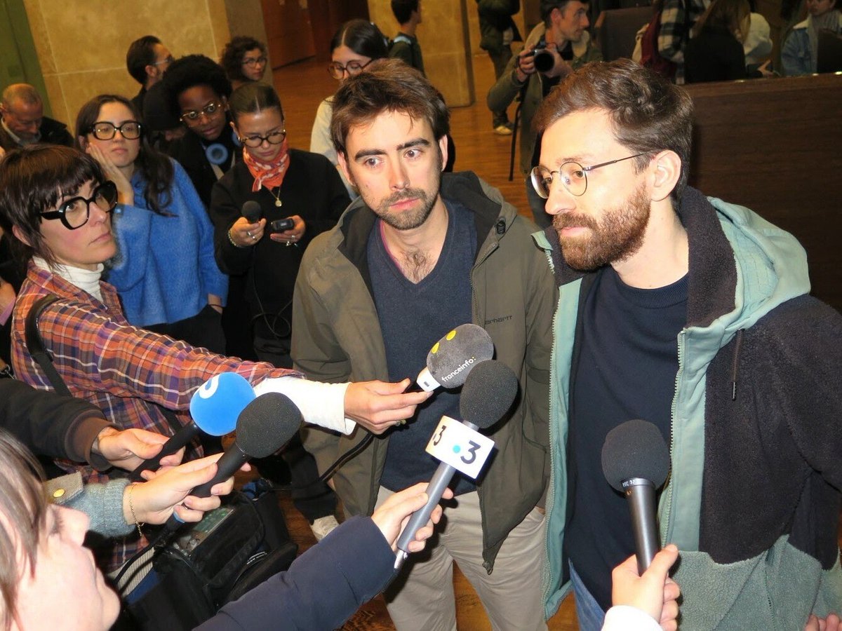 leprogreslyon's tweet image. ⚖️ Il y avait foule ce mardi pour assister au #procès en diffamation des journalistes de @Rue89Lyon. Le site avait publié en 2023 une enquête sur le montage de la holding familiale de @JM_Aulas. La décision sera rendue le 20 janvier. #Lyon
Notre article 👉 l.leprogres.fr/sC1