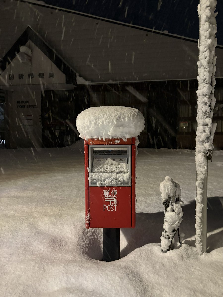 kotobukisoba's tweet photo. おはよう肘折ポスト📮初雪にして約５０cm☃️ #肘折温泉 #そば処寿屋 #ポスト #大雪 https://t.co/b8ZcCbNsOW