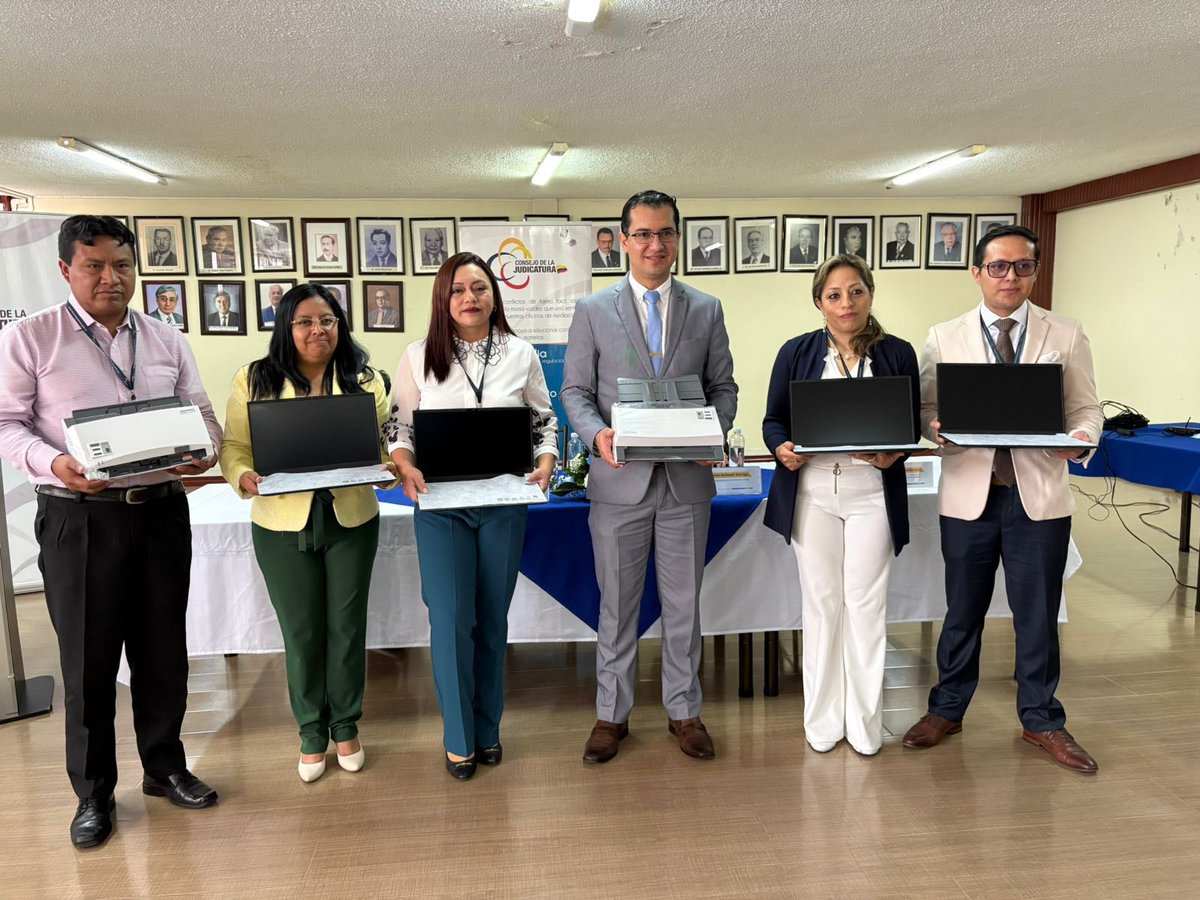 MediacionCJ's tweet photo. 🤝 | #Mediación 

¡Comprometidos con una mediación de calidad en Chimborazo!

Se realizó la entrega de computadoras al equipo de mediadores de #Chimborazo, dotándolos de herramientas tecnológicas que fortalecen su gestión diaria y contribuyen a brindar un servicio de mediación más ágil, eficiente y de calidad para la ciudadanía.

🤝 Trabajamos por una justicia cercana y basada en el diálogo.

#MediarEsGanar