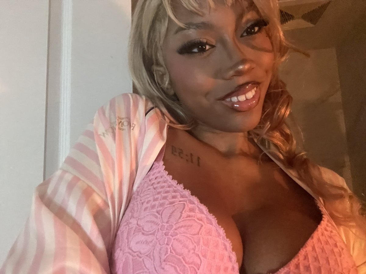 It’s national princess day ! Tell me you love me !😋🤭🧁👑