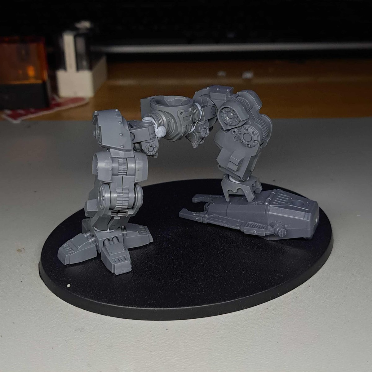 DumbRobotStuff's tweet image. still working the pose out, but I&apos;ve got some ideas, and I&apos;m adjusting the legs so they can be a more human front knee/forward bend(kinda funny since I&apos;ve done a lot of the opposite recently)