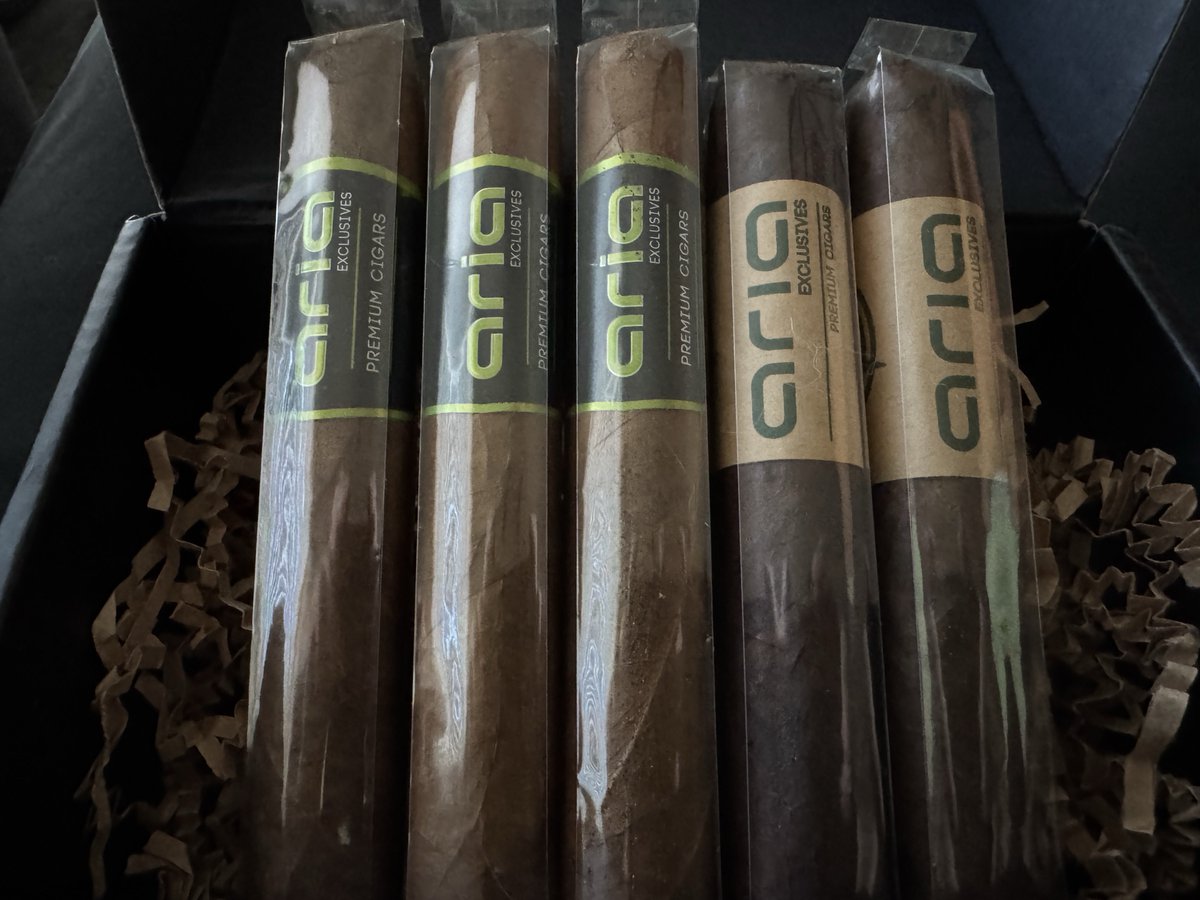 An amzing bomb laned in my mailbox today. While I was not able to walk down to pick it up, I did enjoy the opening. Thank you to my good friends at <a href="/yyoeliza/">Aria exclusives</a> ! What great friends I've been able to make in this great community.