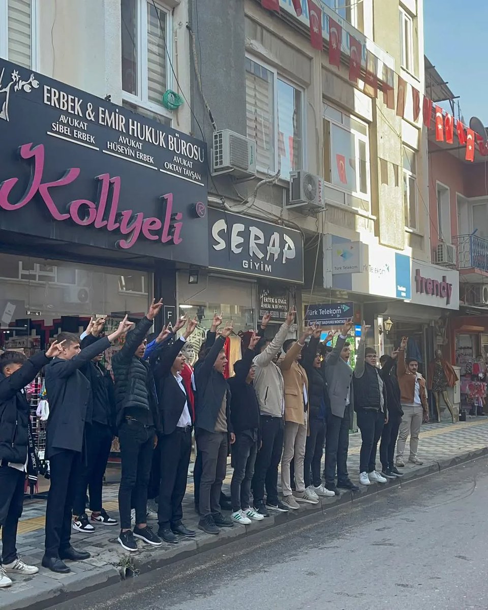 Biz hikâyemizi karanlıklara yazdık. İsteyen mum ışığıyla da okur!
Lakin okumasını bilmeyene güneş bile fayda etmez !
Biz nefes aldıkça alemde şer, Oğuz’da er tükenmez…