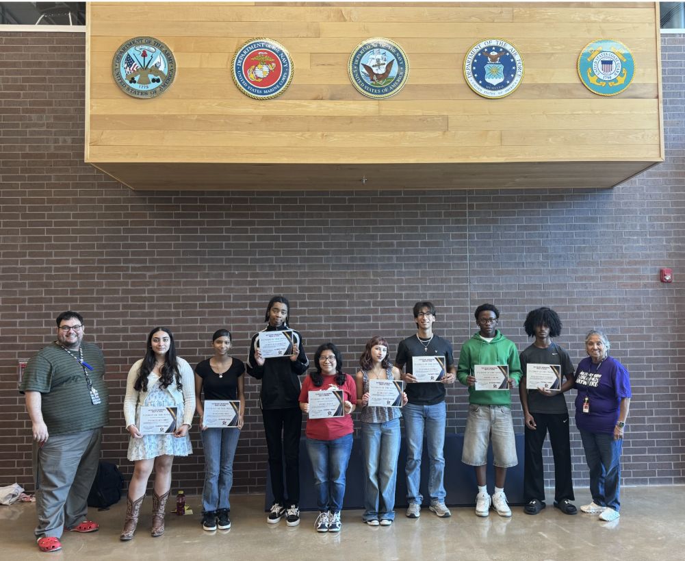 SAVeteransHS's tweet image. Please join us in congratulating our latest group of Patriots of the Week! 🌟
Each has demonstrated a positive attitude, growth mindset, and the grit needed in the pursuit of their goals. We are so proud of their efforts! #PatriotNation! 🎉 #LevelUpLearning