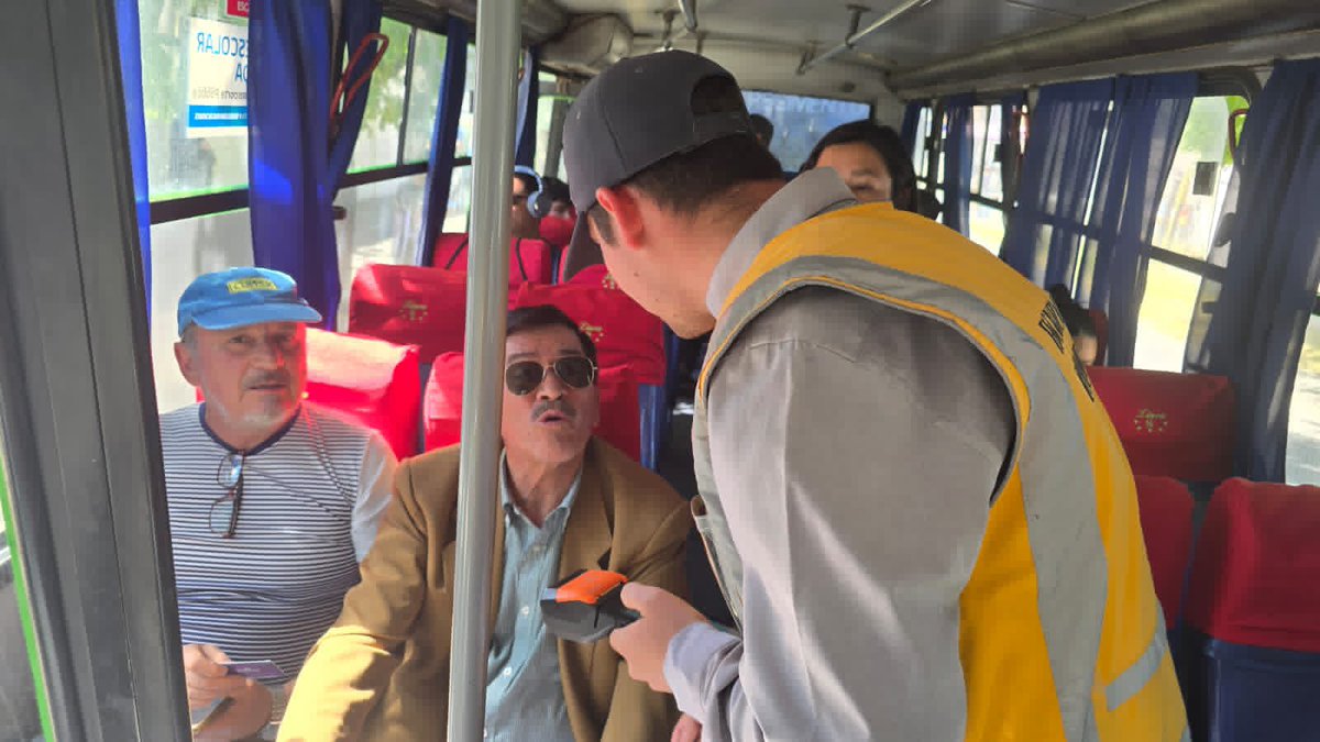 En la comuna de Chillán,Región de Ñuble. Inspectores(as) de <a href="/Fisca_MTT/">Division de Fiscalización de Transportes</a> realizan controles al pago del pasaje en buses urbanos 🚌 de esa comuna. Al NO pagar tu pasaje afectas a este sistema de #TransportePúblico ,su desarrollo y expansión. Evita multas. #FiscalizarEsProteger en 🇨🇱