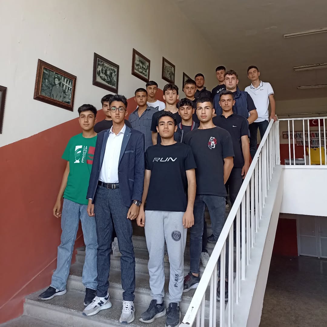 Atilla kırbacını Roma’ya vururken biz şahittik.
Hunlar Avrupa’yı titretirken biz vardık.
Orhun Anıtları dikilirken biz oradaydık.
Ötüken’den çıkıyor,  Bozkurtla yürüyor, Issık Gölü’nde soluklanıyor, Orhun’dan kana kana içiyor, Tanrı Dağı’nın eteklerinde güneşe buz veriyorduk.