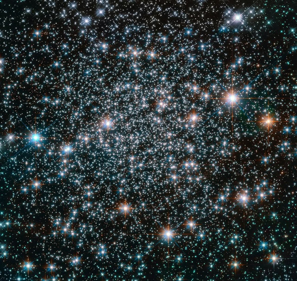 konstructivizm's tweet image. These stars are rocking the heavy metal vibe! Packed with cosmic bling—heavier elements beyond just hydrogen and helium—these high-metallicity stars in the dazzling NGC 6496 cluster shine like interstellar rockstars.But wait, the show doesn&apos;t stop there: this stellar mosh pit…