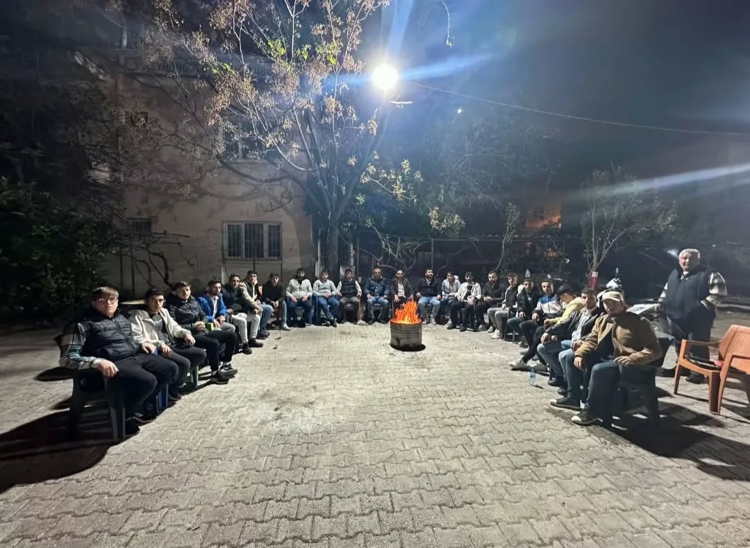 Ülkücüler bayraktır, Ülkücüler vatandır, Ülkücüler Türklüktür, Ülkücüler Turandır, Ülkücüler Ötükendeki Ruh, Kerkükteki hüzün, bosnadaki göz yaşı, Doğu Türkistan'daki acı, Balkanlardaki hatıra, Mekke'deki bağlanış, Türk ve İslam'ın bulunduğu her tarafta dalgalanan ümit