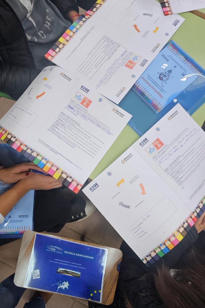 IES_JorgGuillen's tweet photo. #MEPAS#Escuela Embajadora -MENTORA#IES JORGE GUILLÉN. Nuestros alumnos embajadores junior y senior participan en unas jornadas de RUTA DEL EMPRENDIMIENTO-Objetivo Futuro- Fomento del Emprendimiento de la Diputación de Valladolid y la CEOE #UE #rutadelemprendimiento @dipvalladolid https://t.co/GkQ5r8xJEg