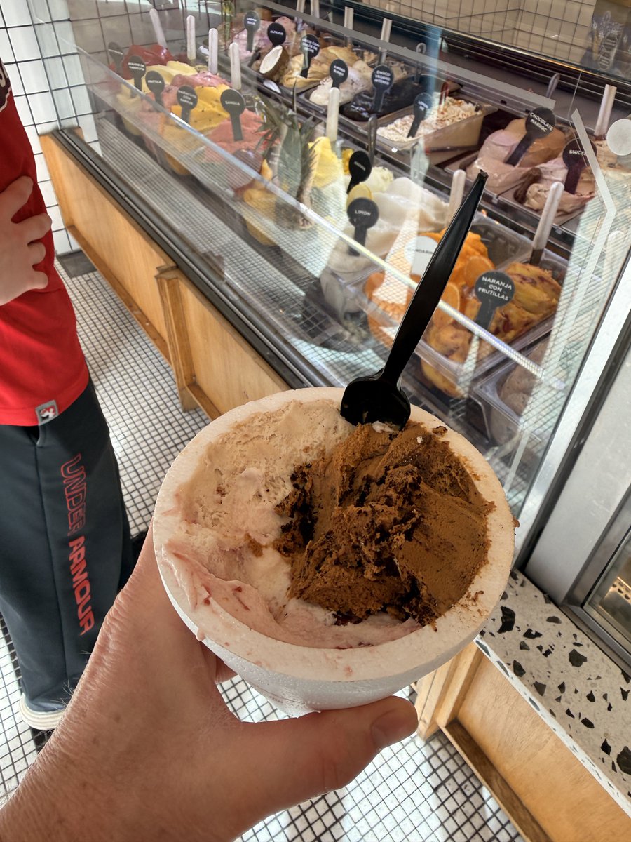 Had to eat at our fave Buenos Aires steak place one last time (and chase it down with some ice cream from our fave place too, of course).
I feel bad for the person next to me on the plane tomorrow with how much garlic I ate today 😬