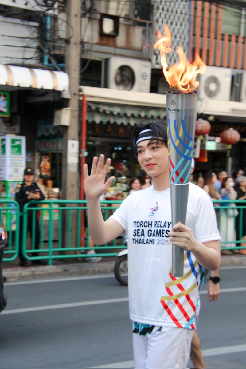 TBLC_Thailand's tweet image. “บาส – หัสณัฐ พินิวัตร์”
Friends of SEA Games 
ผู้วิ่งถือคบเพลิงไฟพระฤกษ์  (ไม้ที่ 34) ในการจัดการแข่งขันกีฬาซีเกมส์ ครั้งที่ 33 

#วิ่งคบเพลิงซีเกมส์ครั้งที่33
#FriendsOfSEAGames 
SEAGames2025
@bbasjtrTH